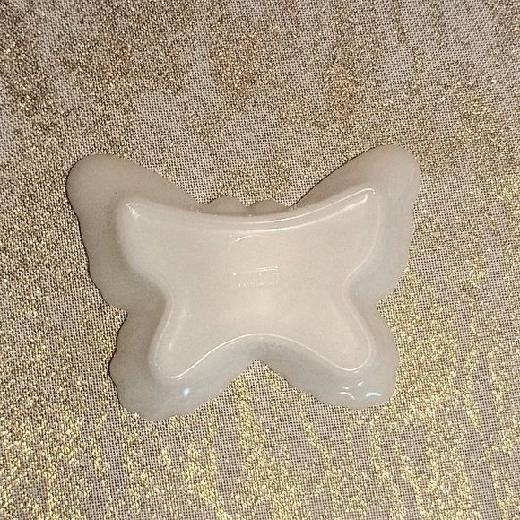 Vintage 80s Avon Milk Glass Butterfly Shaped Trinket Soap Dish‎ Cottagecore - Picture 2 of 4